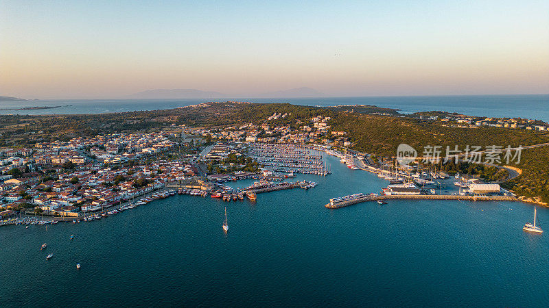 无人机拍摄的Seferihisar著名慢城Sigacik镇的Teos Marina， İzmir土耳其